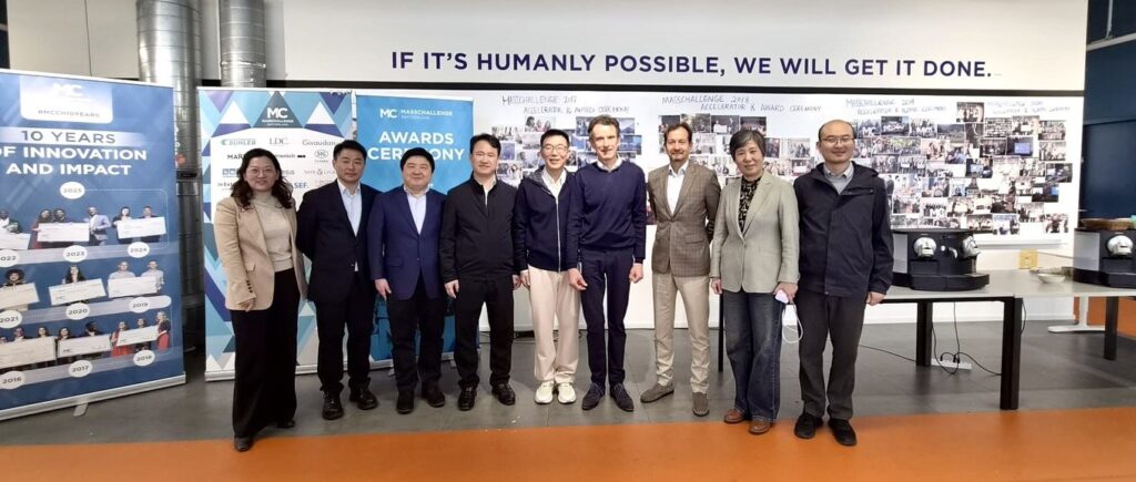 Delegation from Shanghai Zhangjiang Group and OEINO with the Scientific Visual team